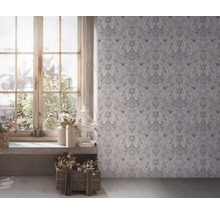 Pièce lumineuse avec fenêtre, éléments décoratifs et papier peint à motifs