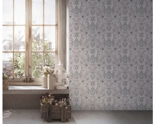 Heller Raum mit Fenster, dekorativen Elementen und gemusterter Tapete