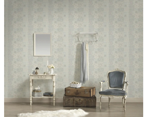 Salon avec papier peint à motifs, table, chaise et décoration