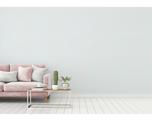 Helles Zimmer mit Sofa und Tapete mit Herzmuster