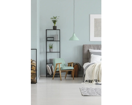 Chambre à coucher avec lit, fauteuil, étagère et lampe