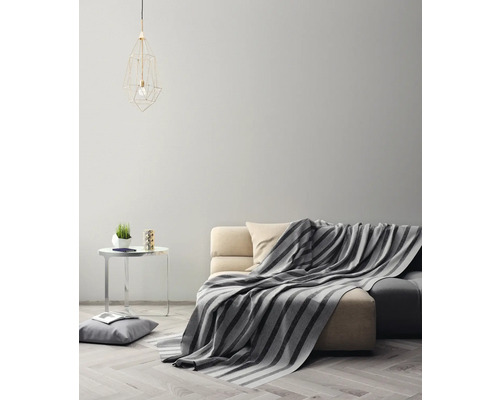 Wohnzimmer mit Sofa, Decke, Tisch und Lampe