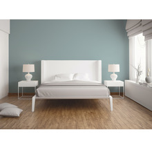 Modernes Schlafzimmer mit Doppelbett, Nachttischen und Lampen auf Holzboden.