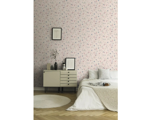 Helles Schlafzimmer mit Bett, Kommode und Tapete mit Blumenmuster