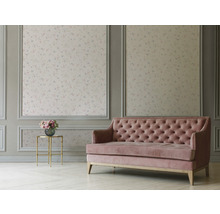 Salon classique avec papier peint à fleurs et canapé