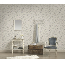 Pièce décorative avec papier peint à motifs, miroir, commode, porte-manteau, chaise et valises