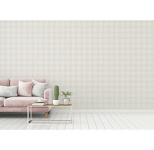 Wohnzimmer mit gemusterter Tapete, Sofa und Beistelltisch mit Pflanzen