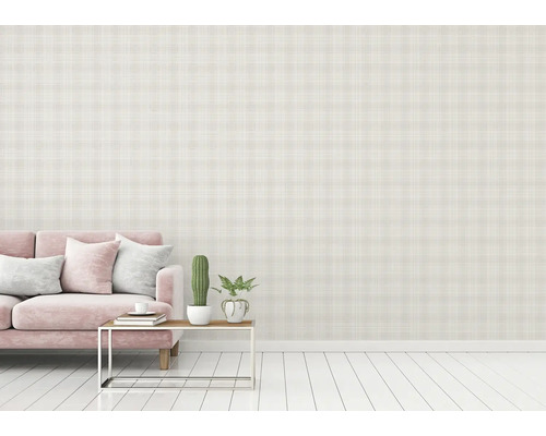 Salon avec papier peint à motifs, canapé et table d''appoint avec plantes