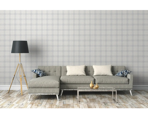 Salon avec papier peint à carreaux, canapé, lampadaire et table basse
