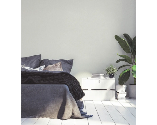 Chambre lumineuse avec lit, table de chevet et plantes d''intérieur