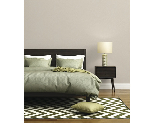 Chambre avec lit, lampe de chevet et tapis à chevrons