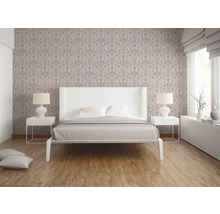 Chambre avec papier peint à motifs, lit blanc et tables de chevet