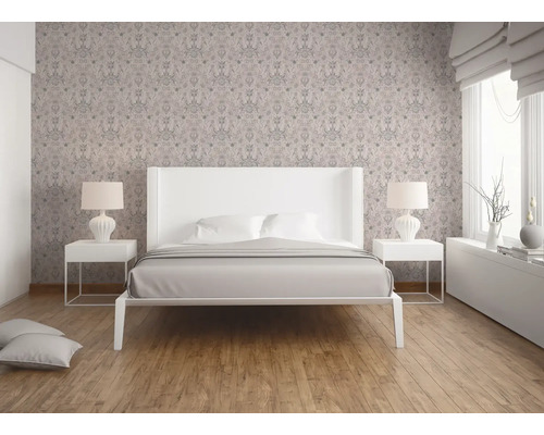 Schlafzimmer mit gemusterter Tapete, weißem Bett und Nachttischen