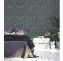 Chambre avec papier peint à motifs floraux, lit, commode et plante d''intérieur
