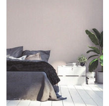 Schlafzimmer mit Bett, Nachttisch, Zimmerpflanzen und dekorativer Wandtapete für ein gemütliches Ambiente