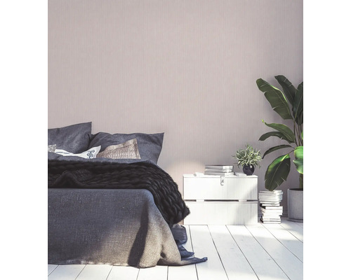 Chambre avec lit, table de chevet, plantes d''intérieur et papier peint décoratif pour une ambiance chaleureuse
