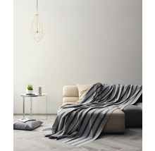 Wohnzimmer mit Sofa, Decke, Beistelltisch und Lampe