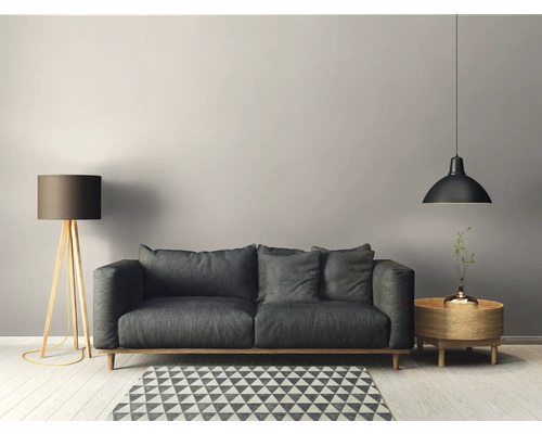 Salon avec canapé gris, lampadaire, suspension et tapis à motifs