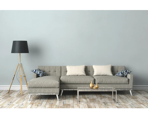 Salon avec canapé d''angle gris, lampadaire et table basse