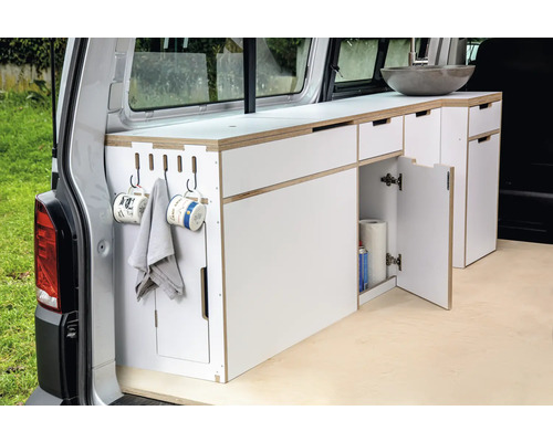 Aménagement intérieur d''une camionnette avec évier, armoires et espaces de rangement pour les ustensiles de voyage