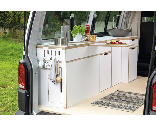 Équipement de cuisine dans une camionnette avec évier, armoires et ustensiles