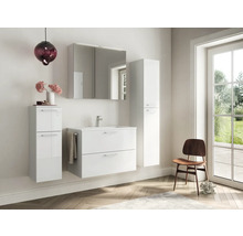 Badezimmer mit Waschtisch, Spiegelschrank, Hängeschrank und offenem Fenster