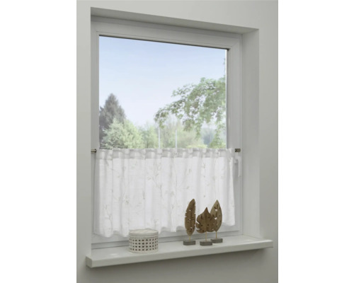 Gardinenstore vor Fenster mit Dekoration