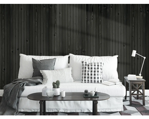 Wohnzimmer mit Sofa, Tisch und Wandverkleidung aus Holz