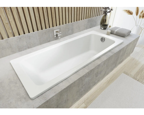 Baignoire intégrée dans une salle de bain lumineuse avec des éléments en bois et des carreaux gris