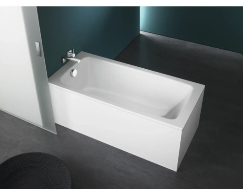 Baignoire blanche avec robinetterie dans une salle de bains