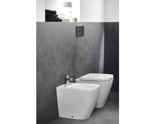 Bidet et toilettes dans une salle de bain moderne