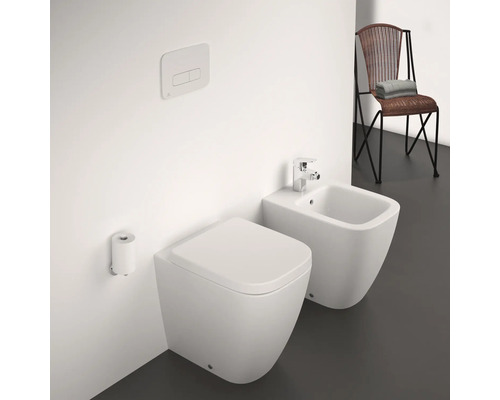 Salle de bain moderne avec WC suspendu, bidet et plaque de commande
