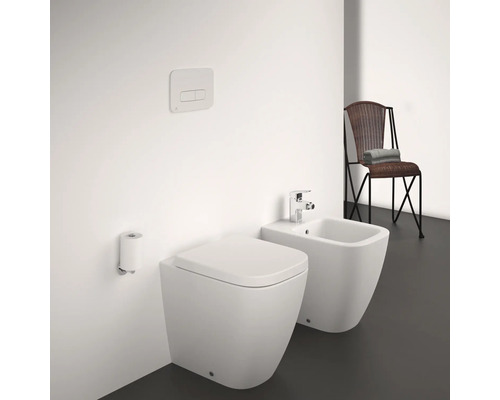 Modernes Badezimmer mit wandhängendem WC, Bidet, Betätigungsplatte und einem Stuhl