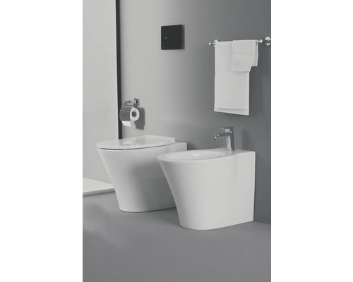 Wandhängendes WC und Bidet im Badezimmer