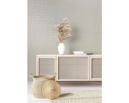 Scène décorative avec meubles en rotin, articles de vannerie et papier peint