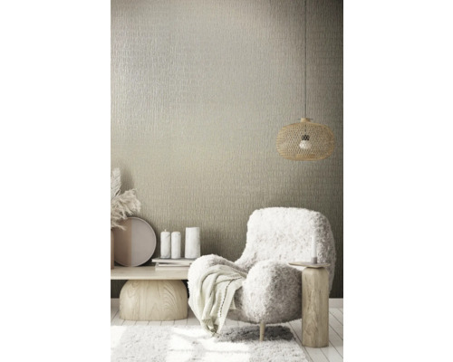 Exemple d''un salon avec papier peint, fauteuil et lampe