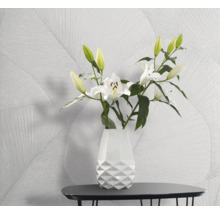 Helle, freundliche Inneneinrichtung mit gemusterter Tapete und Blumenvase auf einem Tisch