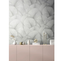 Dekoratives Wohnzimmer mit Tapete im Blätterdesign über einem Schrank