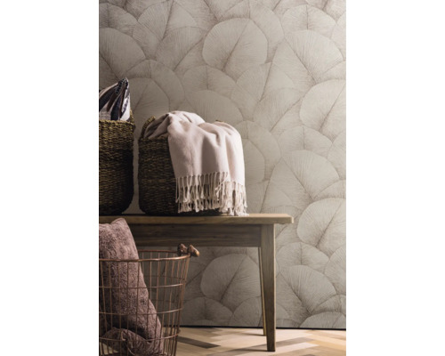 Dekoratives Zimmer mit gemusterter Tapete, Bank und Körben