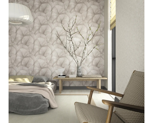 Helles Schlafzimmer mit gemusterten Tapeten, Bett, Holzbank und Sessel