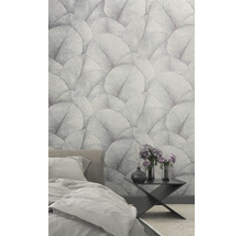 Schlafzimmer mit floral gemusterter Tapete, Bett und Beistelltisch