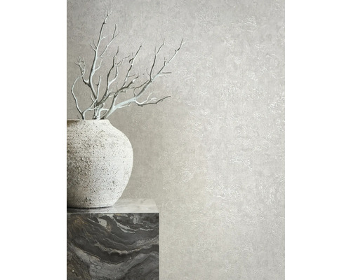 Dekorative Tapete mit Putzstruktur und Vase mit Ästen