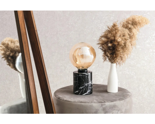 Dekorative Szene mit Tischleuchte, Vase und Spiegel