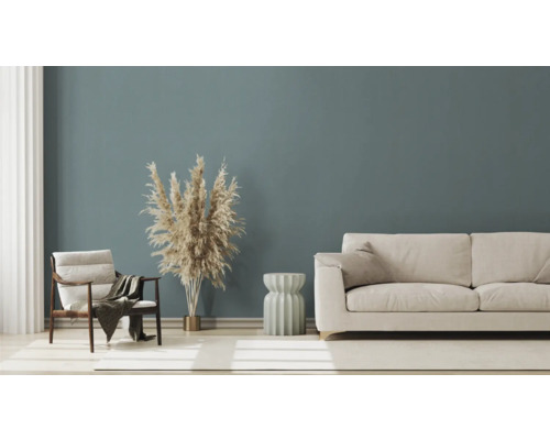 Wohnzimmer mit Sofa, Sessel und dekorativem Ziergras