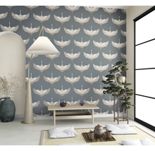 Pièce lumineuse avec papier peint à motifs d''oiseaux, lampadaire, petite table et plante d''intérieur.