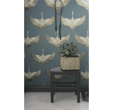 Mur avec papier peint à motif de grue, décoration et tabouret