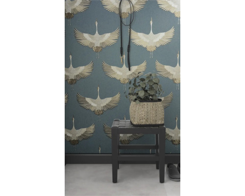 Wand mit Tapete mit Kranichmuster, Dekoration und Hocker