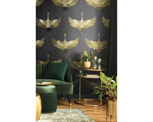 Wohnzimmer mit Tapete mit Kranichmuster in Gold, Sofa, Beistelltisch und Zimmerpflanzen.