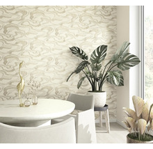 Scène avec papier peint à motifs, table à manger, chaises et plantes.