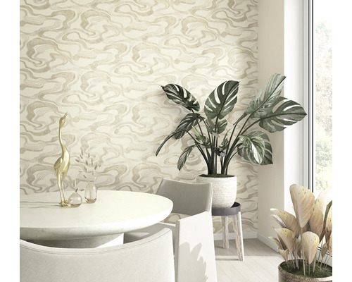 Scène avec papier peint à motifs, table à manger, chaises et plantes.